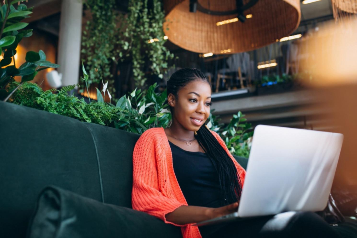 Estudiantes trabajando en estrategias de link building